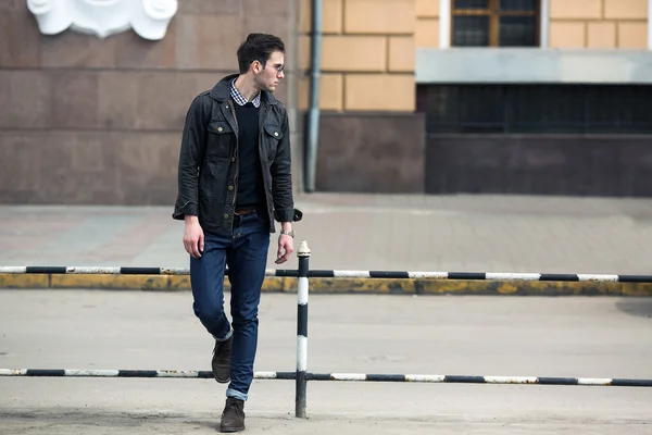 Selbstbewusster Mann posiert in hochhackigen Jeans — Stockfoto