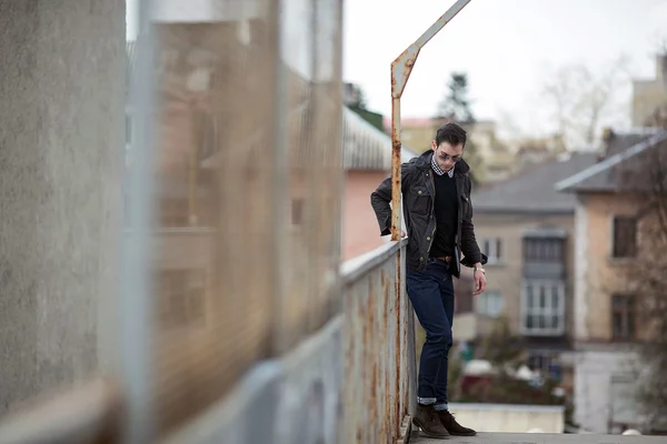 Homem confiante posando em jeans selvedge — Fotografia de Stock