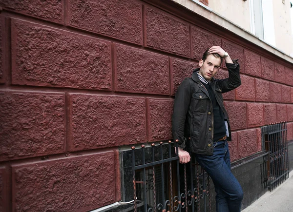 Homem confiante posando em jeans selvedge — Fotografia de Stock