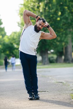 sakallı adam trenler