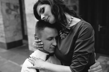 güzel kız sevgilisini kucaklayan