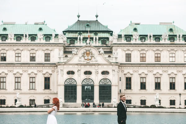 Bröllopsparet på en promenad — Stockfoto