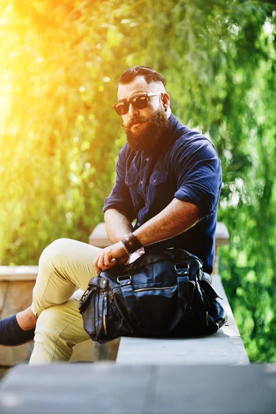 Bearded man pulls a card — Stock Photo, Image