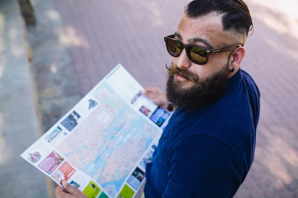 Homem barbudo com um mapa na mão — Fotografia de Stock