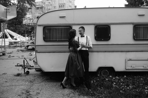 Man och kvinna är dolda bakom en släpvagn — Stockfoto