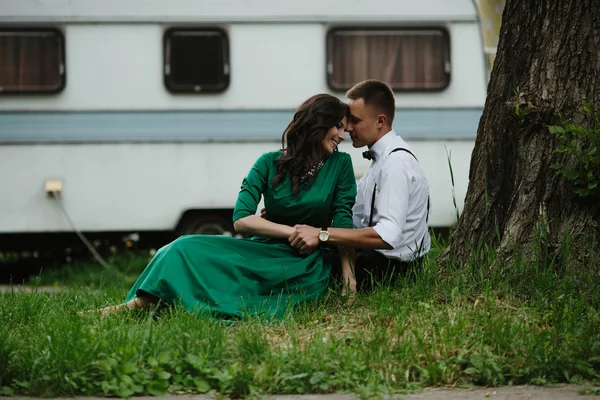 Man en vrouw onder een boom — Stockfoto