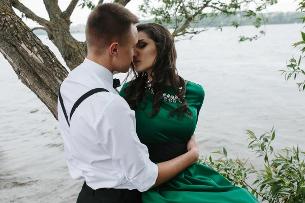 Man and woman at the lake — Stock Photo, Image