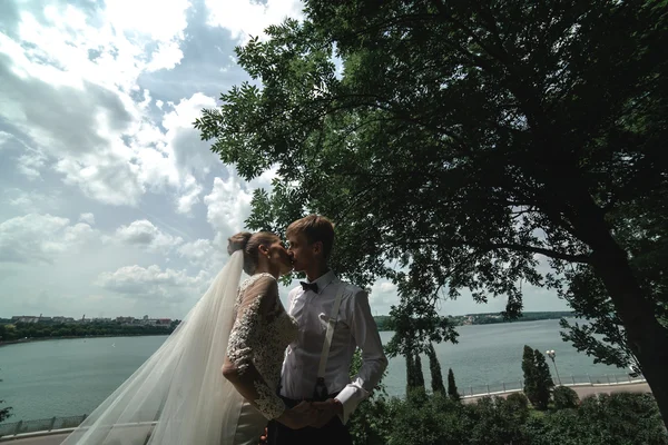 Koppel op een achtergrond van meer — Stockfoto