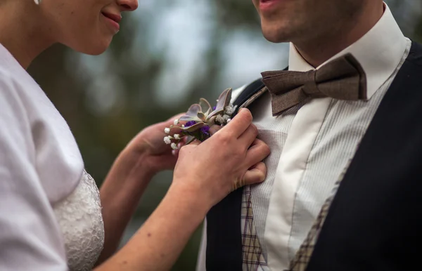 Frau passt sich Boutonniere an — Stockfoto