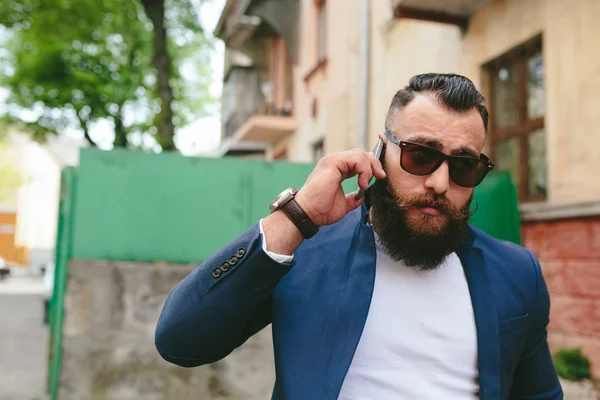 Sakallı işadamı seyir telefon