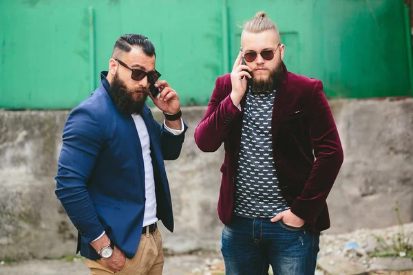 Δύο γενειοφόρος επιχειρηματίας κοιτάζοντας το τηλέφωνο — Φωτογραφία Αρχείου