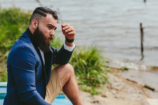 American Bearded Man looks on the river bank — Stock Photo, Image