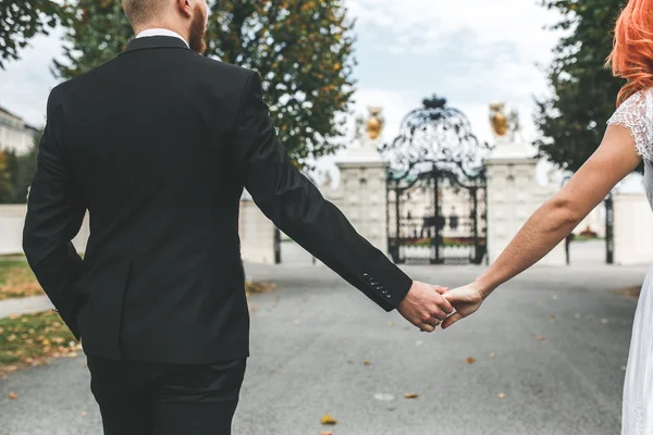 Bröllopsparet på en promenad — Stockfoto