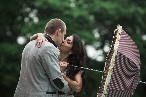 Casal jovem se divertindo muito — Fotografia de Stock