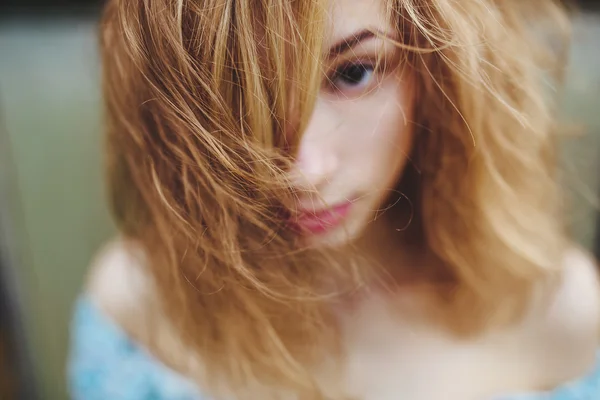 Retrato de uma linda menina ruiva — Fotografia de Stock