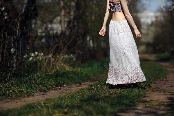 美しい少女の花の木の肖像 — ストック写真