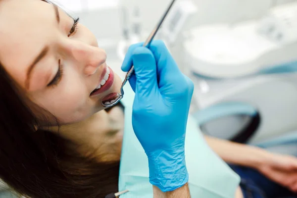 Inspección de los dientes de la chica —  Fotos de Stock