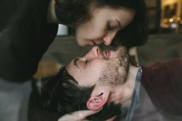 Menina beijo seu namorado — Fotografia de Stock