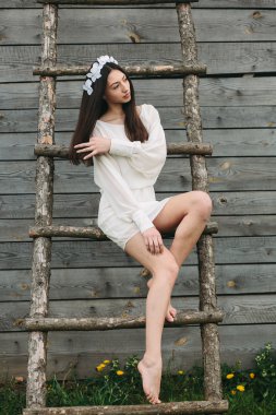 Ağaç ev Merdiven tırmanma kız