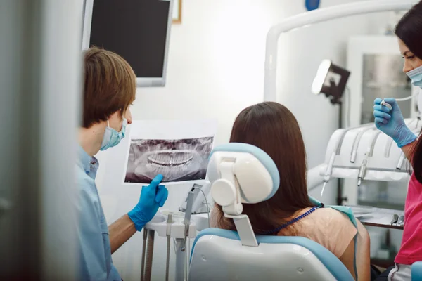 歯医者の受付の女の子 — ストック写真