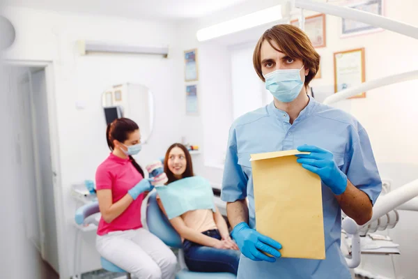 Dentysta z dokumentów w ręce — Zdjęcie stockowe