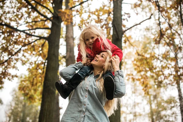 Anya a lányával az Autumn Parkban — Stock Fotó