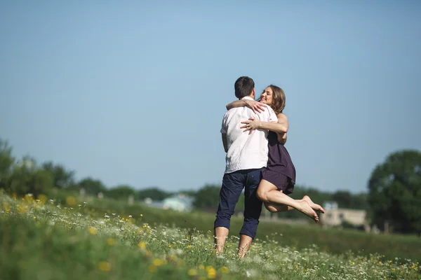 Paar läuft auf Feld und hat Spaß — Stockfoto