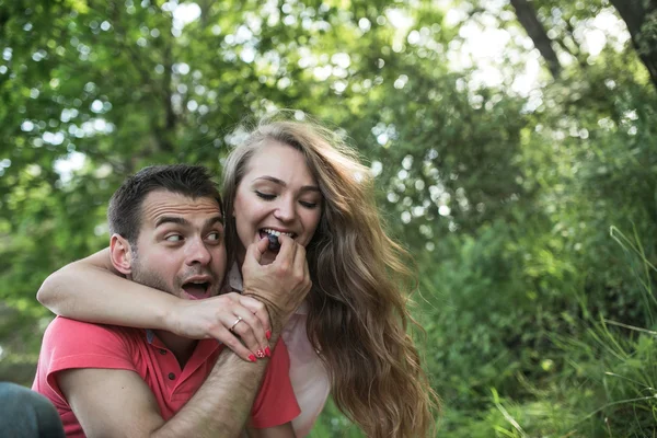 Paar auf einem Picknick — Stockfoto