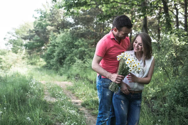 Söt par i en skog — Stockfoto