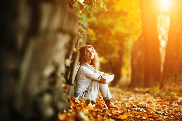 Beautiful girl in sunset light — Stock Photo, Image