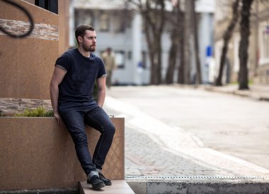 Selvedge kotla poz veren kendinden emin bir adam.