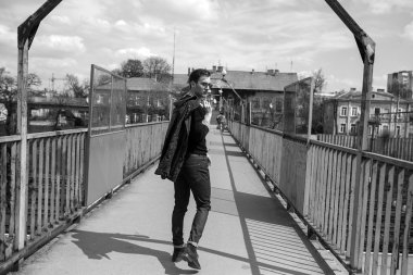 Selvedge kotla poz veren kendinden emin bir adam.