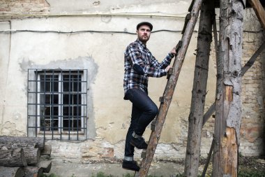 Selvedge kotla poz veren kendinden emin bir adam.