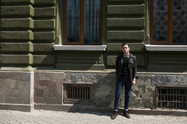 Selvedge kotla poz veren kendinden emin bir adam.