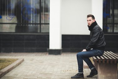 Selvedge kotla poz veren kendinden emin bir adam.