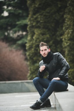 Selvedge kotla poz veren kendinden emin bir adam.