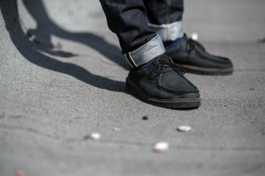 Selvedge kotla poz veren kendinden emin bir adam.