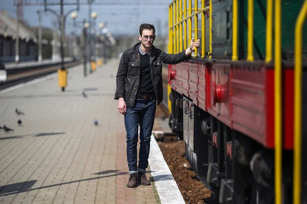 Självsäker man poserar i självsäkra jeans — Stockfoto