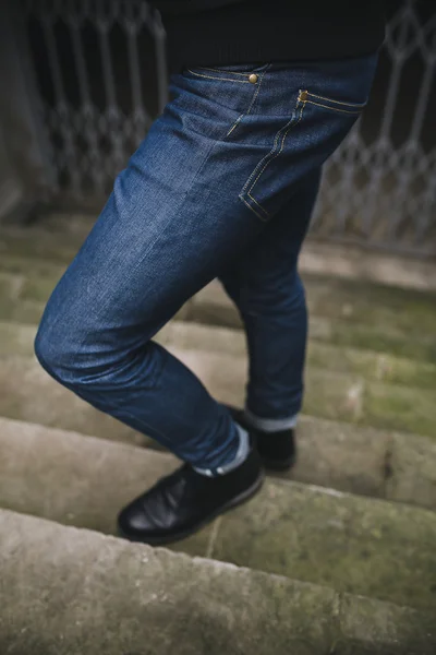 Homme confiant posant en jeans selvedge — Photo