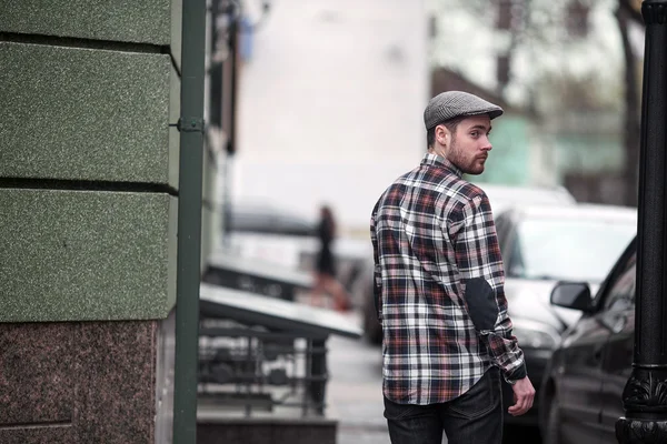 Självsäker man poserar i självsäkra jeans — Stockfoto