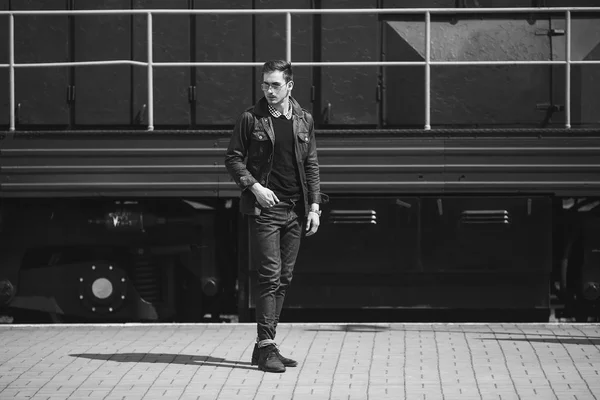 Homem confiante posando em jeans selvedge — Fotografia de Stock