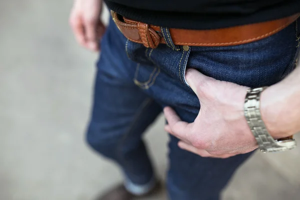 Homem confiante posando em jeans selvedge — Fotografia de Stock