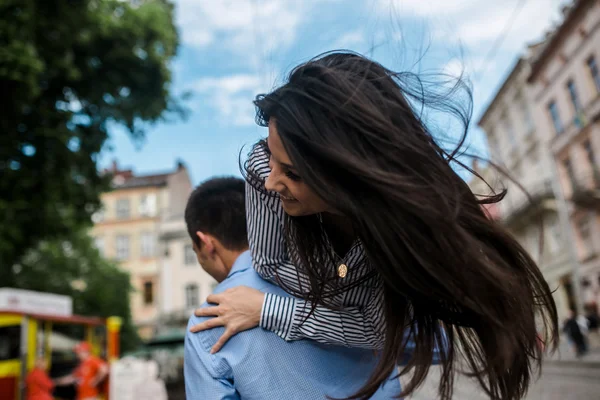 Casal na cidade — Fotografia de Stock