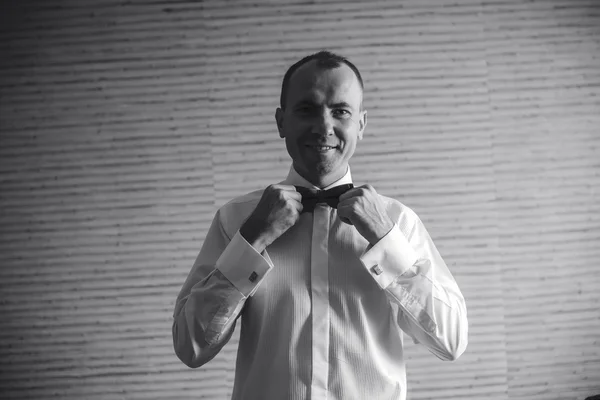 Groom in the apartment — Stock Photo, Image