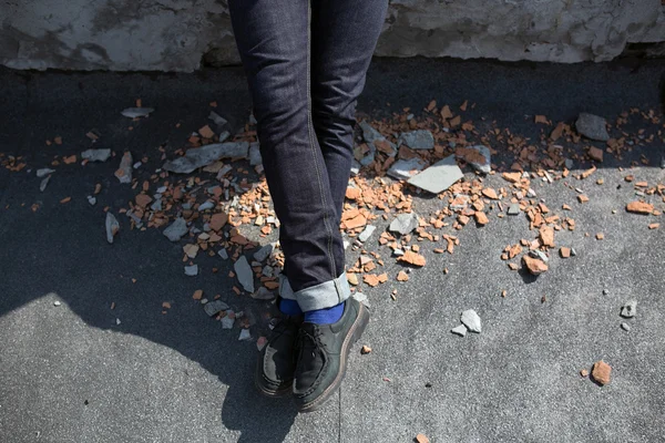 Впевнений чоловік позує в плетених джинсах — стокове фото