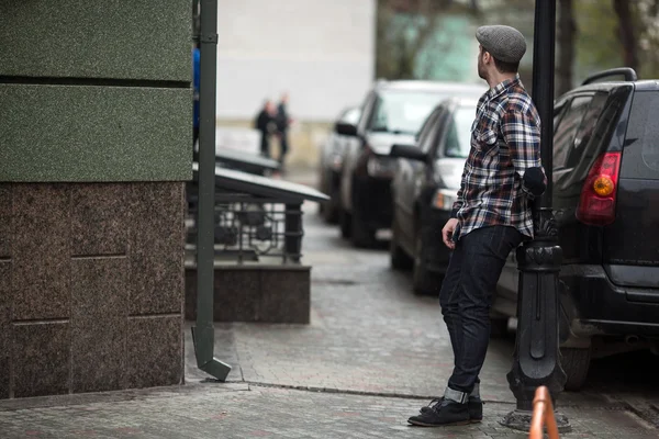 Άνθρωπος με αυτοπεποίθηση ποζάροντας σε τζιν selvedge — Φωτογραφία Αρχείου