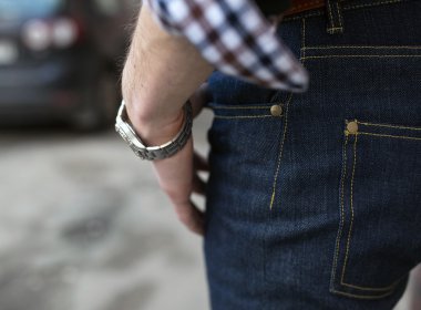 Selvedge kotla poz veren kendinden emin bir adam.