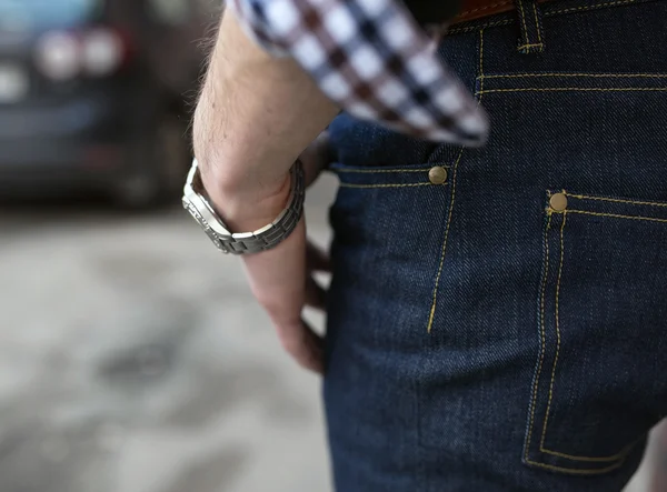 Homem confiante posando em jeans selvedge — Fotografia de Stock