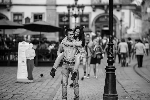 Casal na cidade — Fotografia de Stock