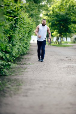 sakallı adam çalışır